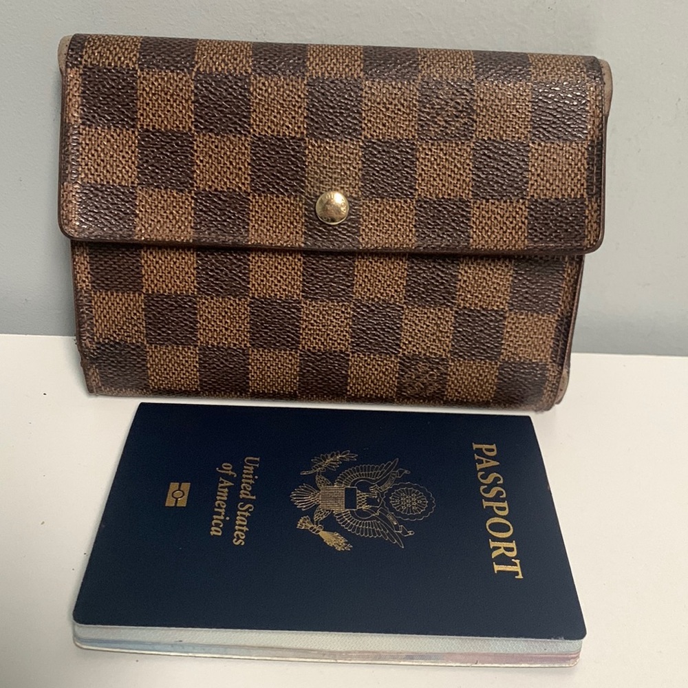 1998 Authentic Louis Vuitton passport wallet